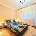 Super Center-huge 2 Bedrooms Апартаменты *